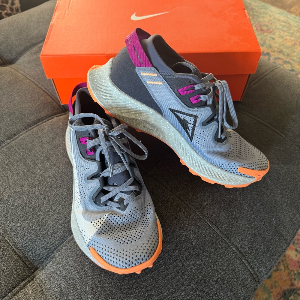 Nike women’s 8.5 Pegasus Trail 2 shoes sneakers